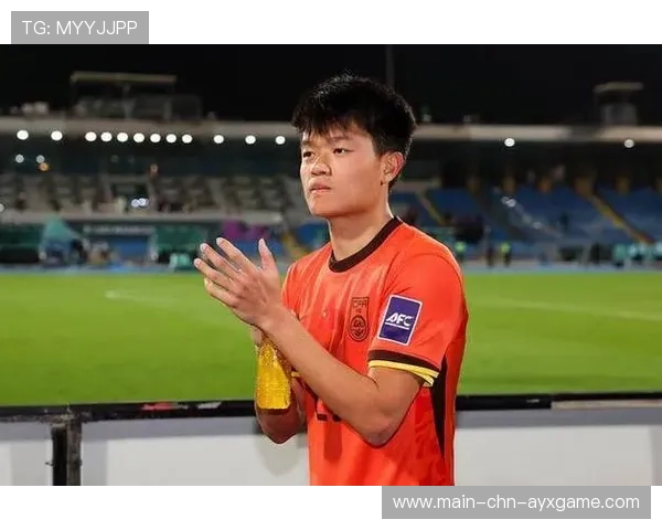 上海海港杨希贴身逼停突破，硬生生把人挤到边线